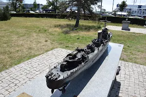 Model statku ORP BŁYSKAWICA z opisem w języku braila image