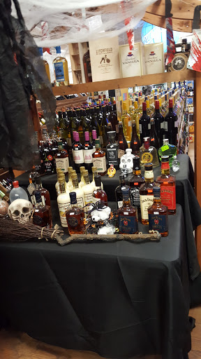 Liquor Store «Discount Liquors of Woodbury», reviews and photos, 73 Main St S, Woodbury, CT 06798, USA