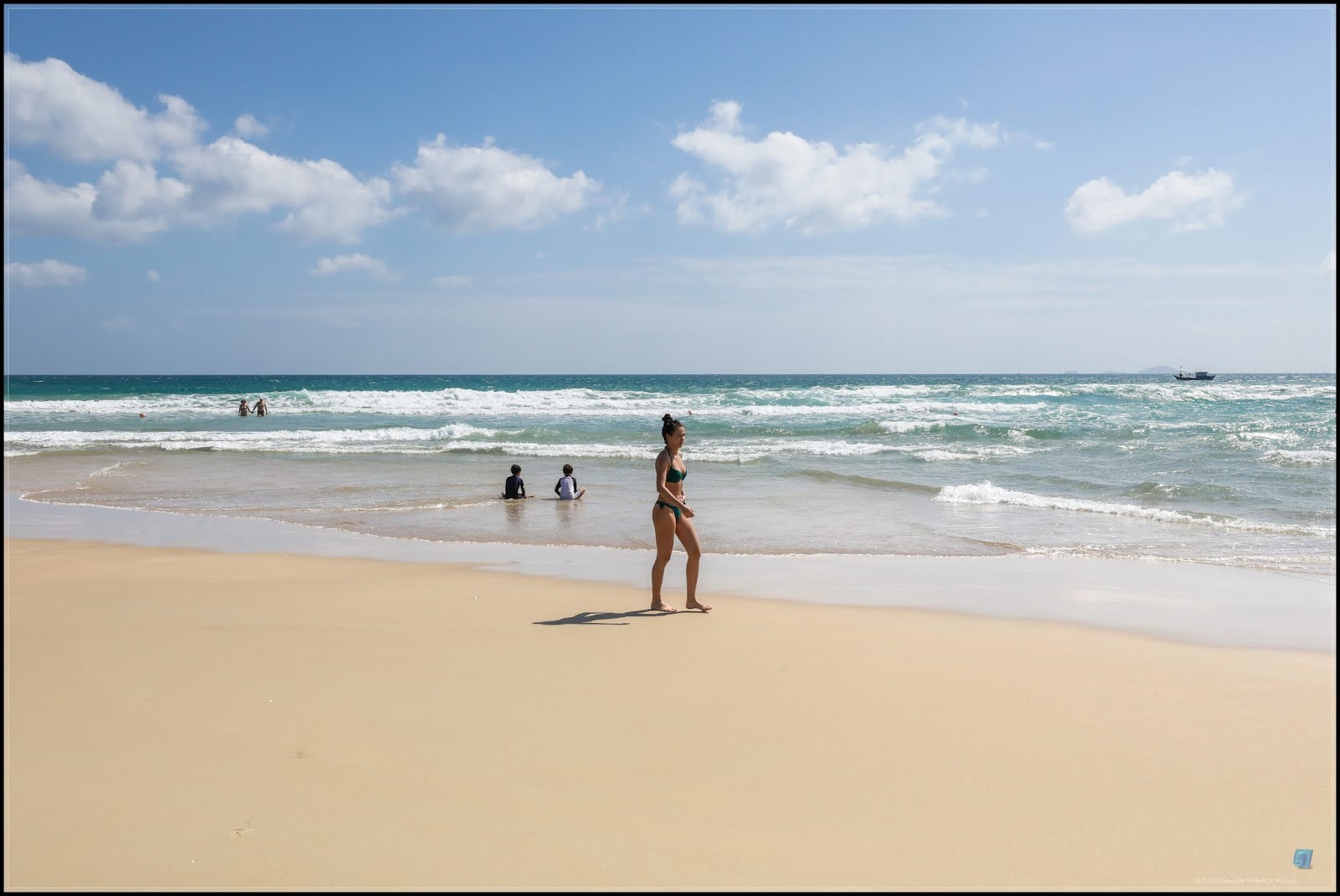 Foto de Nha Trang Beach com água cristalina superfície