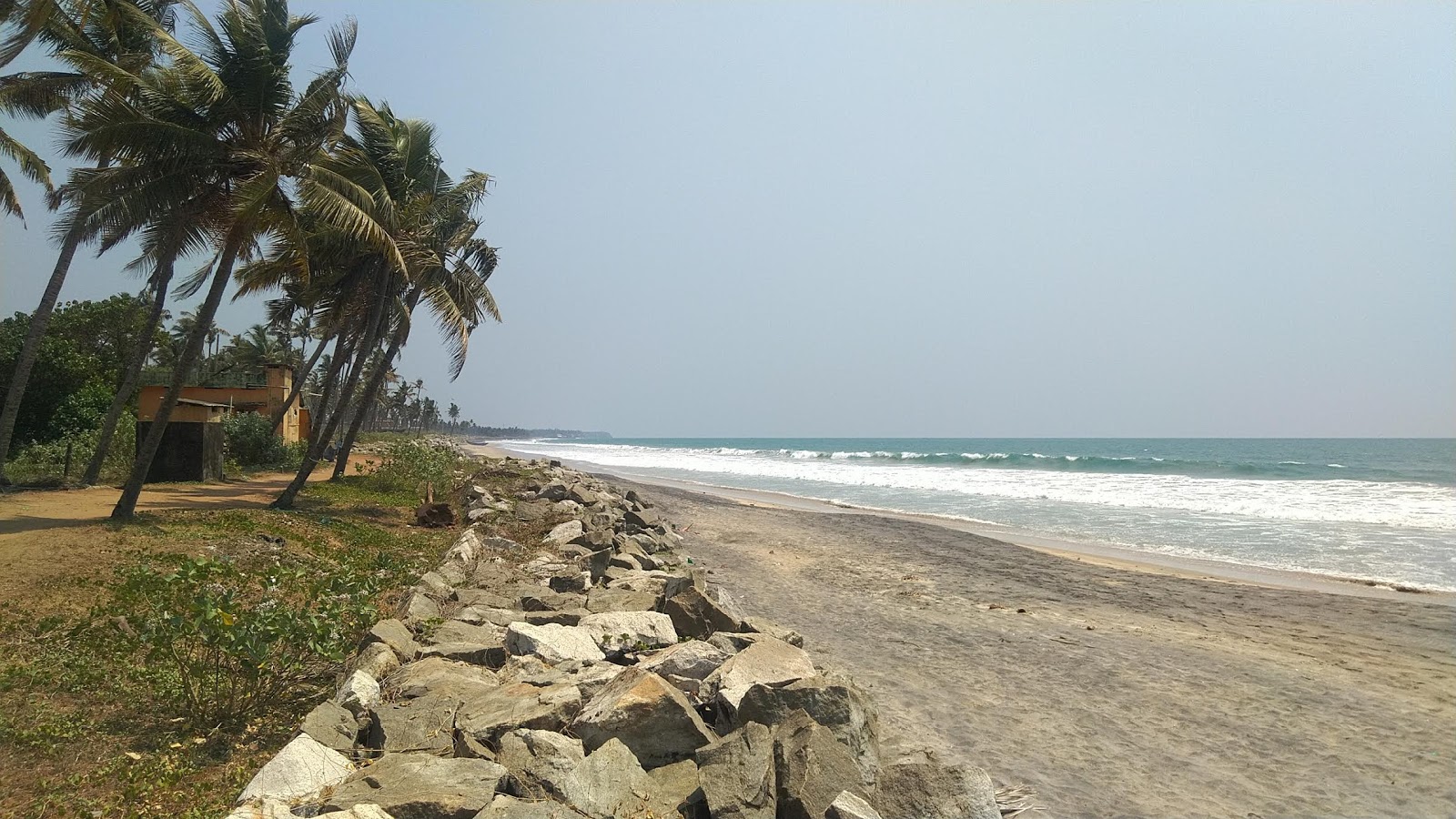 Φωτογραφία του Paravur Beach με τυρκουάζ νερό επιφάνεια