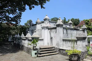 Mangkoenegara VII Bath House - Mangkunegaran Principality - Ngebrusan image