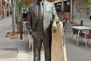 Estatua de Manolo Escobar image