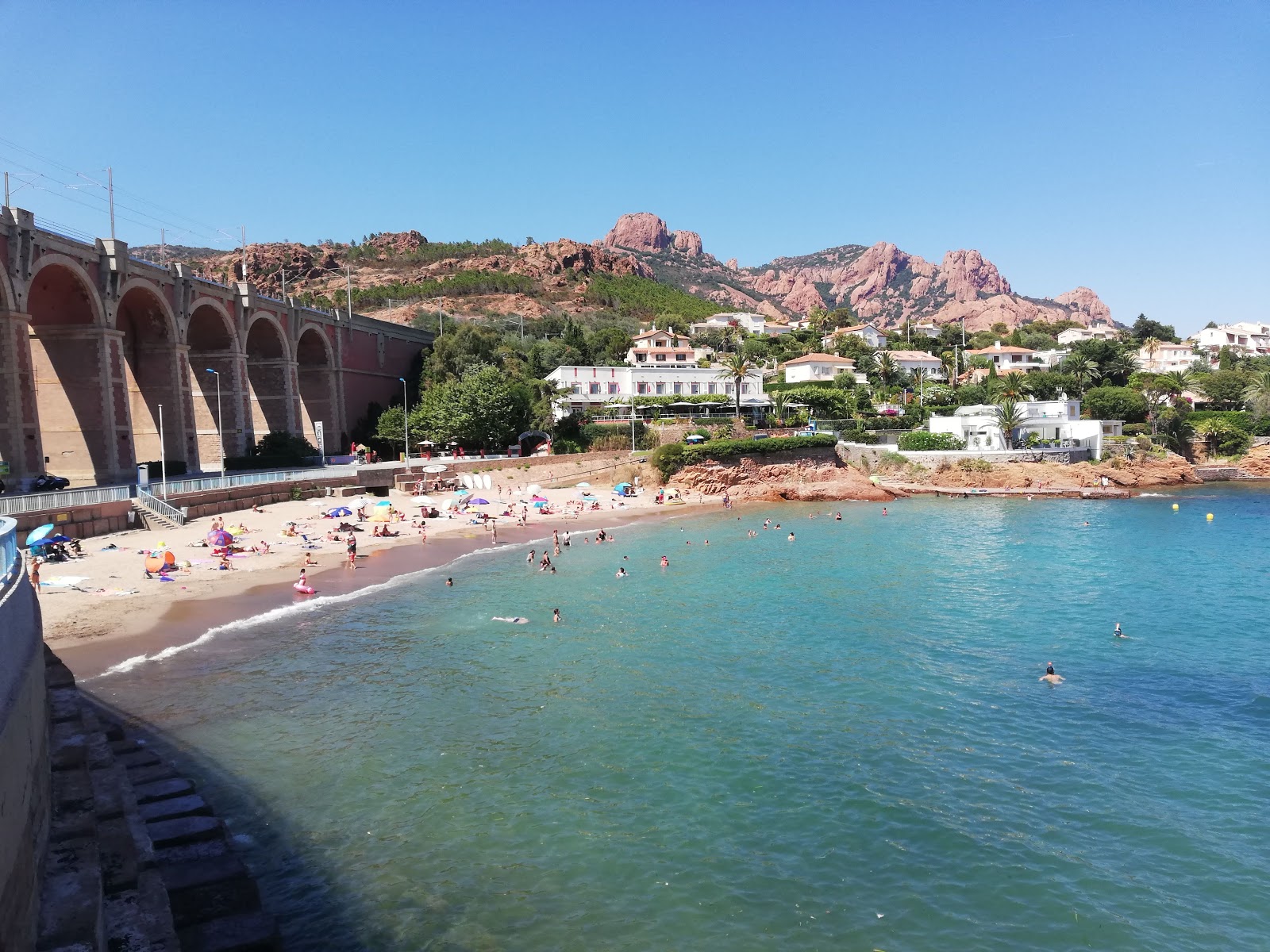 Photo de Plage de Calanque d'Anthéor avec l'eau cristalline de surface