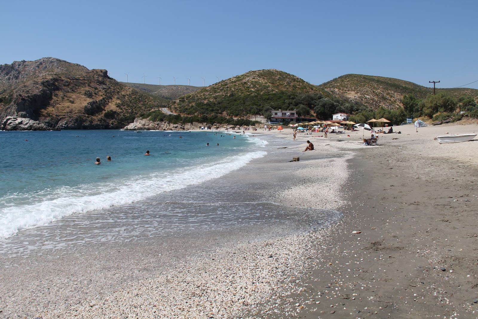 Fotografie cu Limnionas beach cu o suprafață de apa pură turcoaz