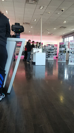 Cell Phone Store «T-Mobile», reviews and photos, 237 S Research Pl, Central Islip, NY 11722, USA