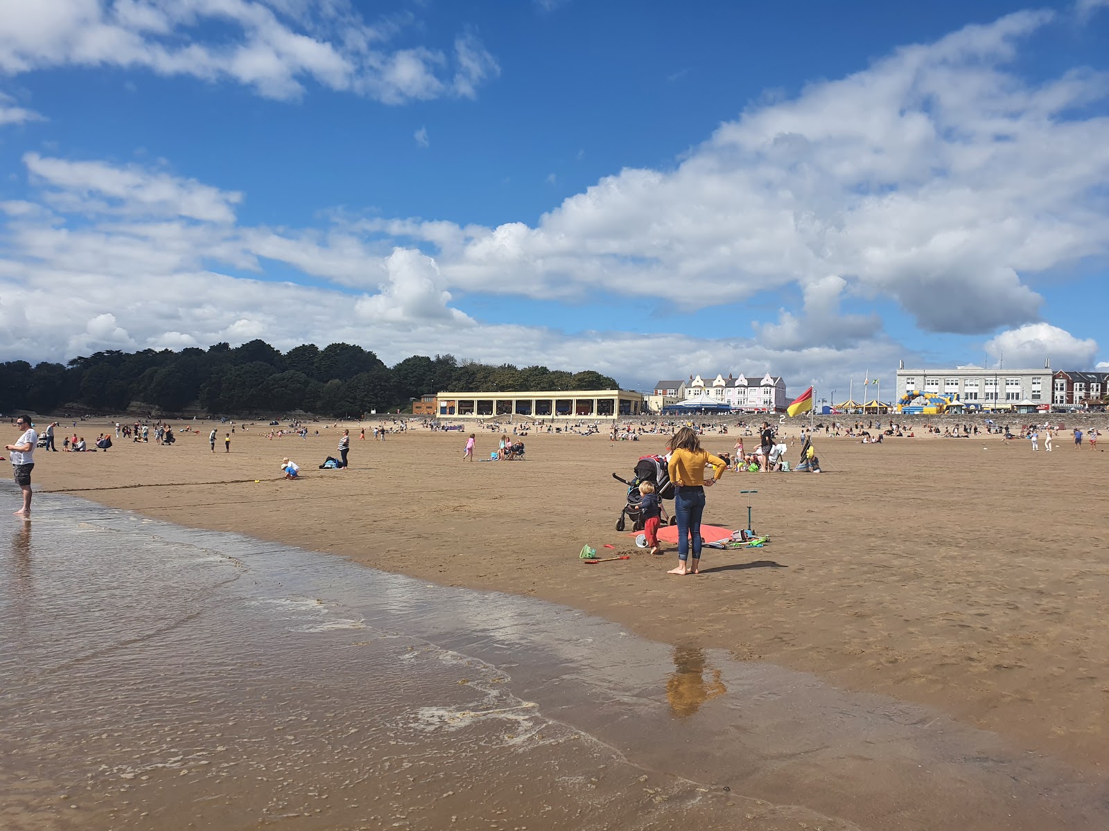 Foto di Barry Island beach - luogo popolare tra gli intenditori del relax