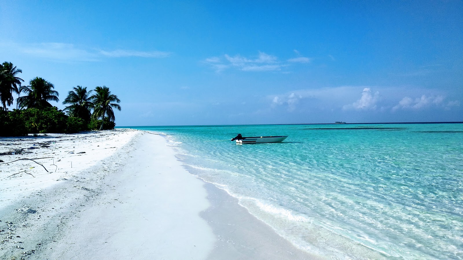 Foto van Kashidhoo Strand met wit fijn zand oppervlakte