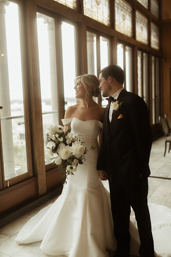 Bridal Shop «Bella Bianca Bridal», reviews and photos, 17W527 E Roosevelt Rd, Oakbrook Terrace, IL 60181, USA