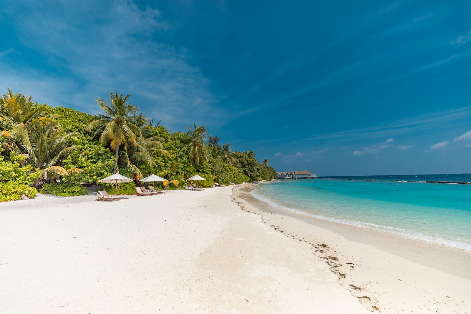 Foto von Amaya Resort Kuda Rah mit feiner weißer sand Oberfläche