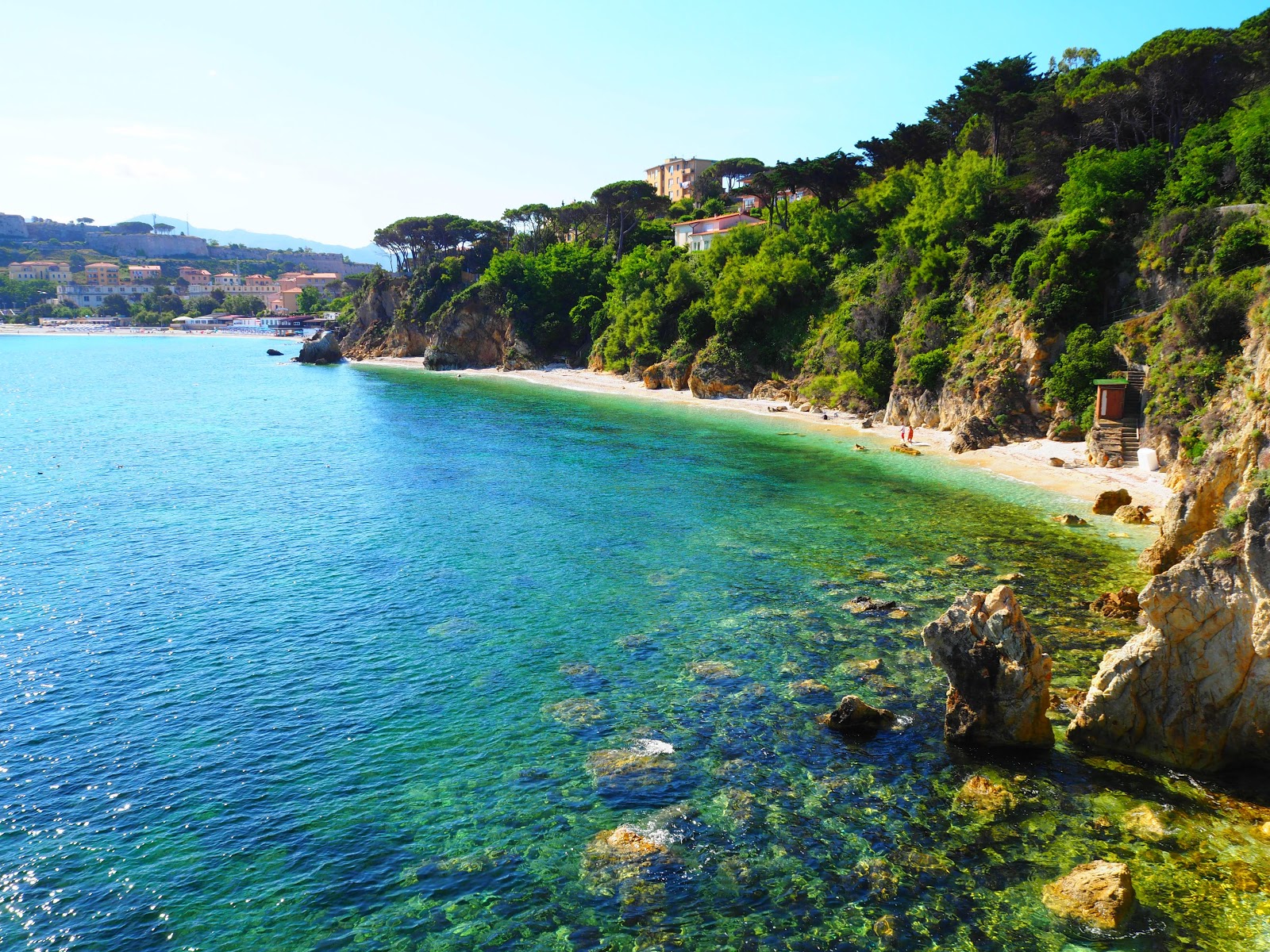 Spiaggia di Cala dei Frati - Portoferraio的照片 带有一条直的海岸线