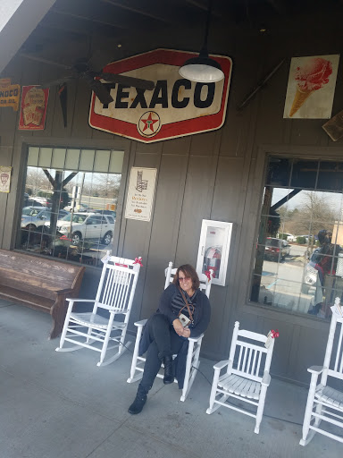 American Restaurant «Cracker Barrel Old Country Store», reviews and photos, 3701 Elmsley Ct, Greensboro, NC 27406, USA