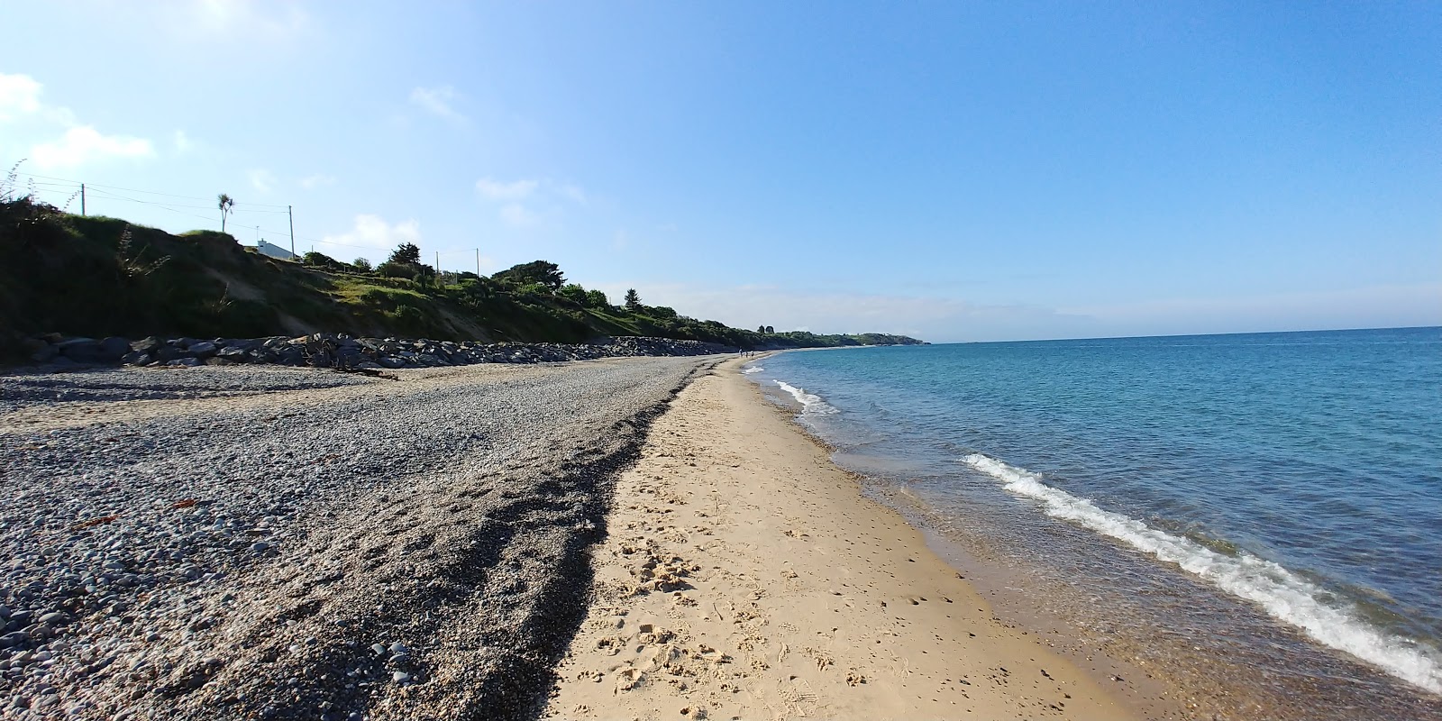 Foto van Roney Beach met zand met kiezelstenen oppervlakte