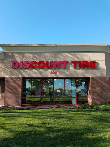 Tire Shop «Discount Tire Store - Schaumburg, IL», reviews and photos, 400 W Higgins Rd, Schaumburg, IL 60195, USA