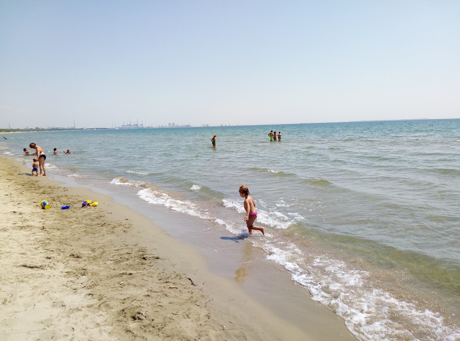 Foto de Spiaggia di Verde Mare con recta y larga