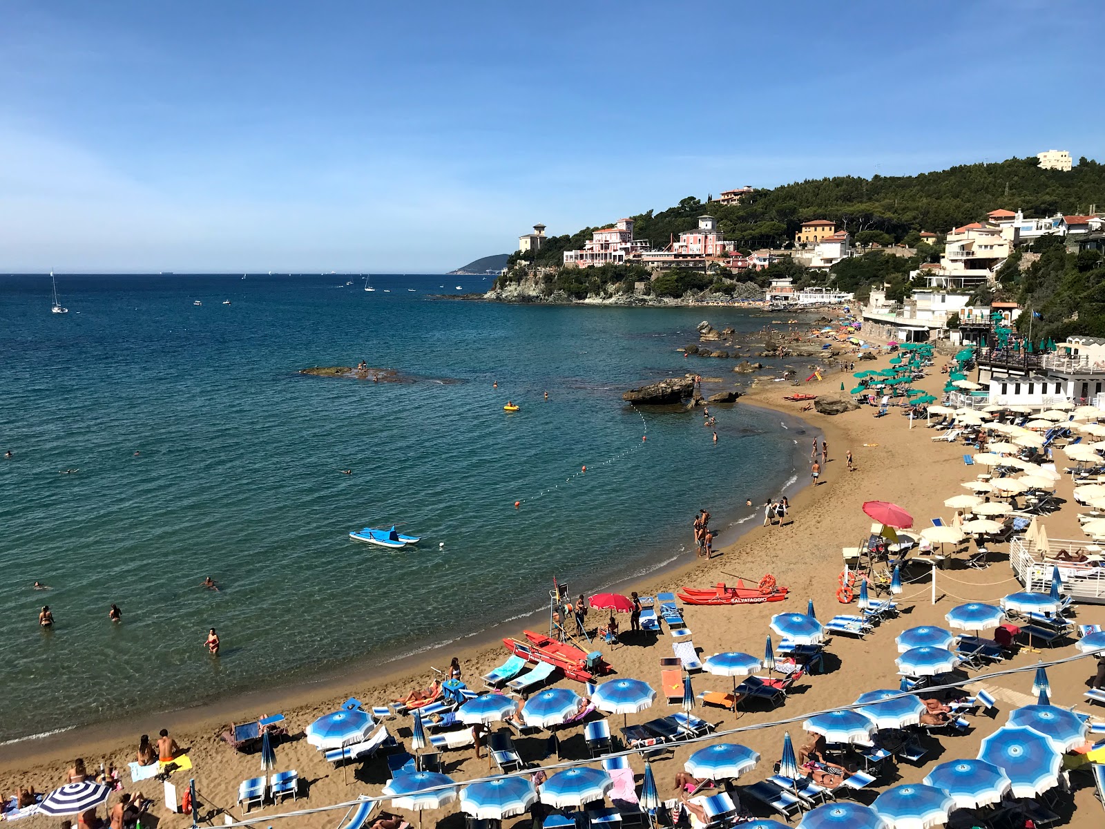 Photo of Quercetano Bay with partly clean level of cleanliness