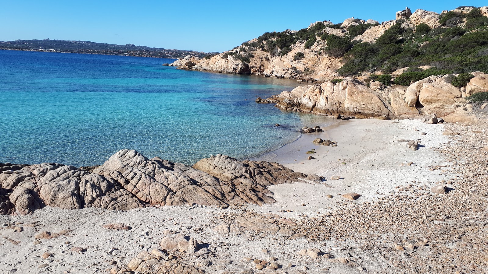 Foto di Neapolitan Cove con una superficie del acqua cristallina