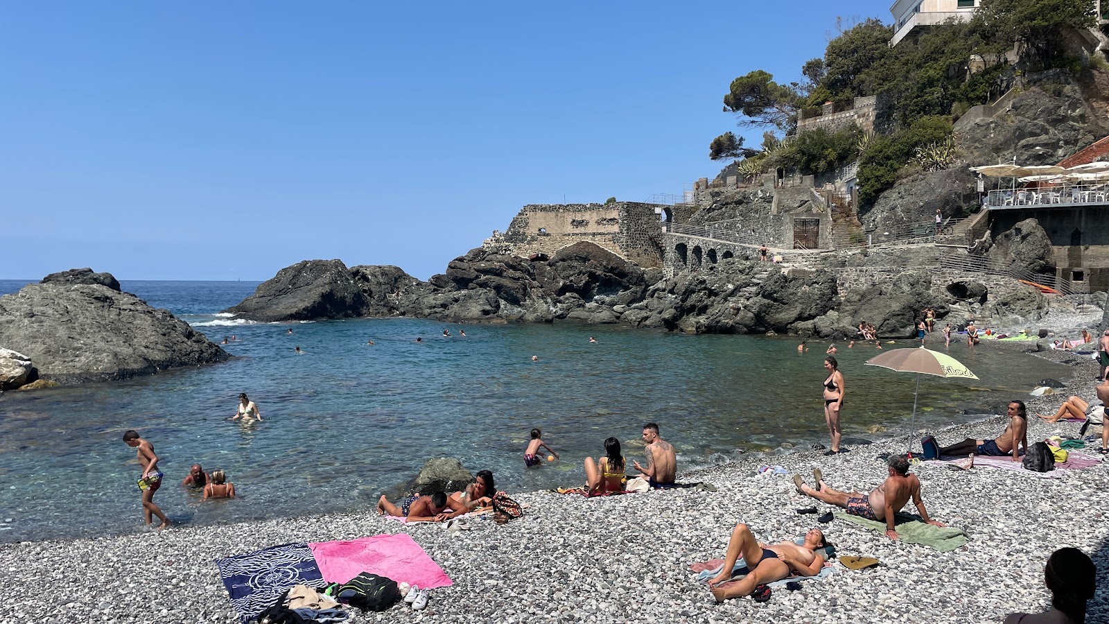 Spiaggia Torsei的照片 带有蓝色纯水表面