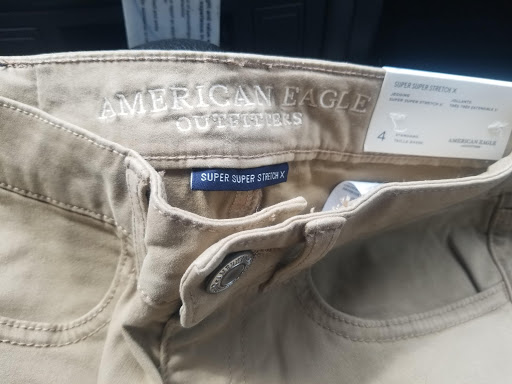 Clothing Store «American Eagle Outfitters», reviews and photos, 555 N Alafaya Trail, Orlando, FL 32828, USA