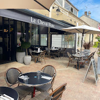 Atmosphère du Restaurant Le Cheval Blanc à Lamorlaye - n°3