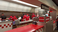 Atmosphère du Restaurant de hamburgers Five Guys Toulouse Blagnac - n°11