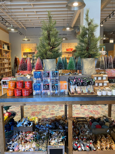 Clothing Store «Planet Access Company Store», reviews and photos, 4727 N Lincoln Ave, Chicago, IL 60625, USA