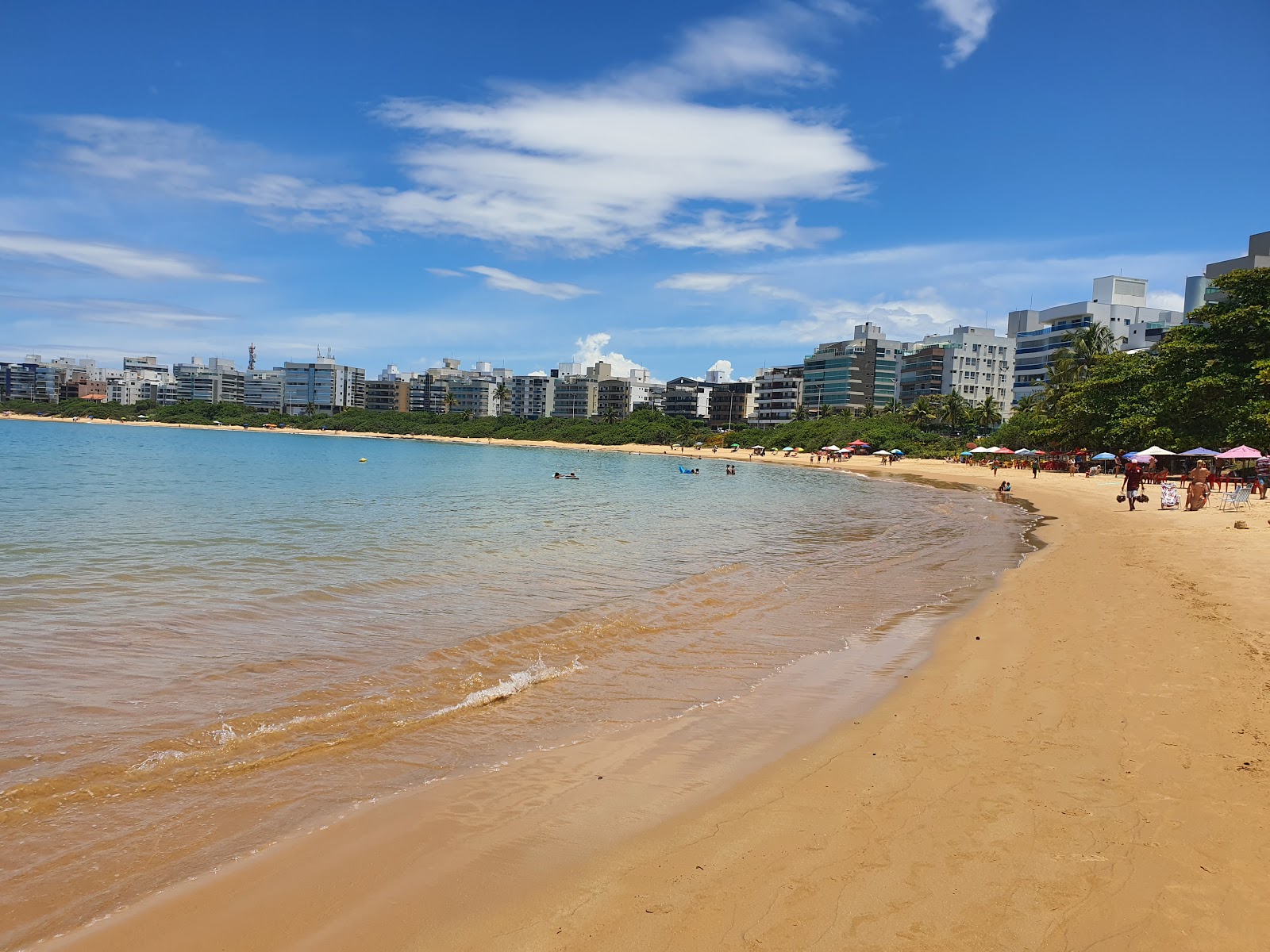 Foto von Peracanga Strand mit heller sand Oberfläche