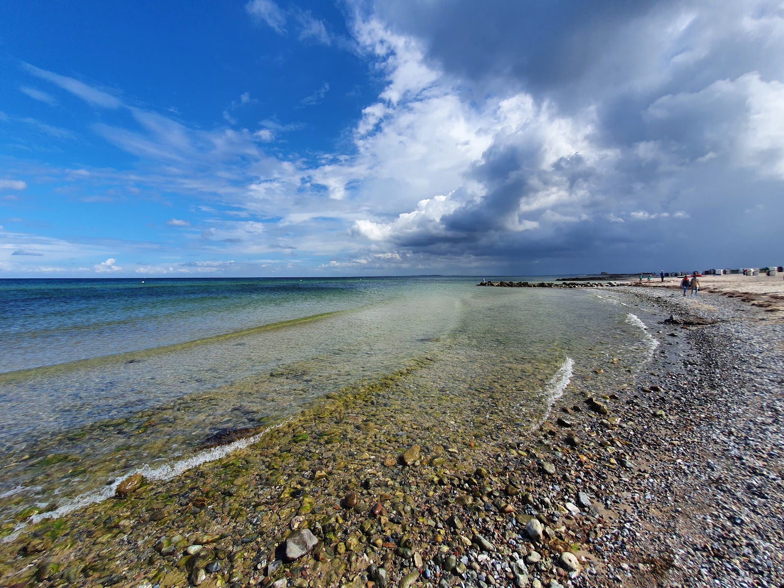 Foto de Behrensdorfer Strand - lugar popular entre os apreciadores de relaxamento