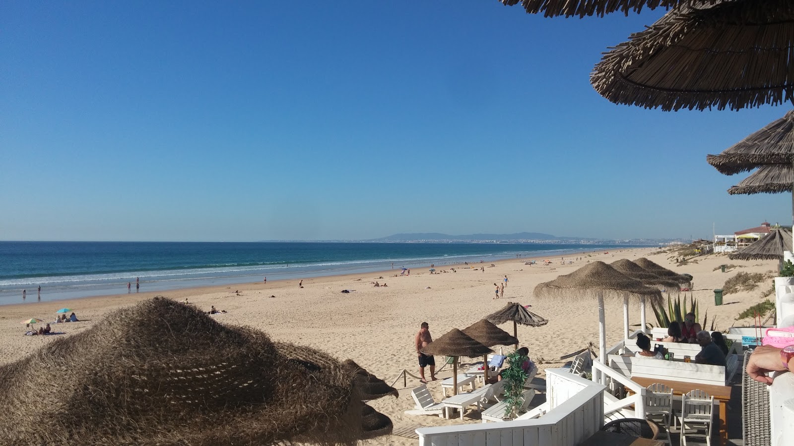 Praia da Fonte da Telha的照片 具有非常干净级别的清洁度