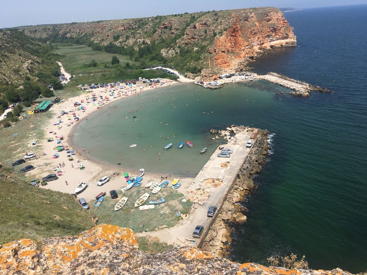Plyazh Bolata'in fotoğrafı dağlarla çevrili