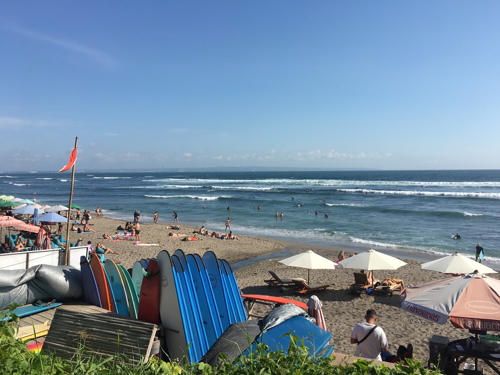 Photo de Batu Bolong Beach avec un niveau de propreté de partiellement propre