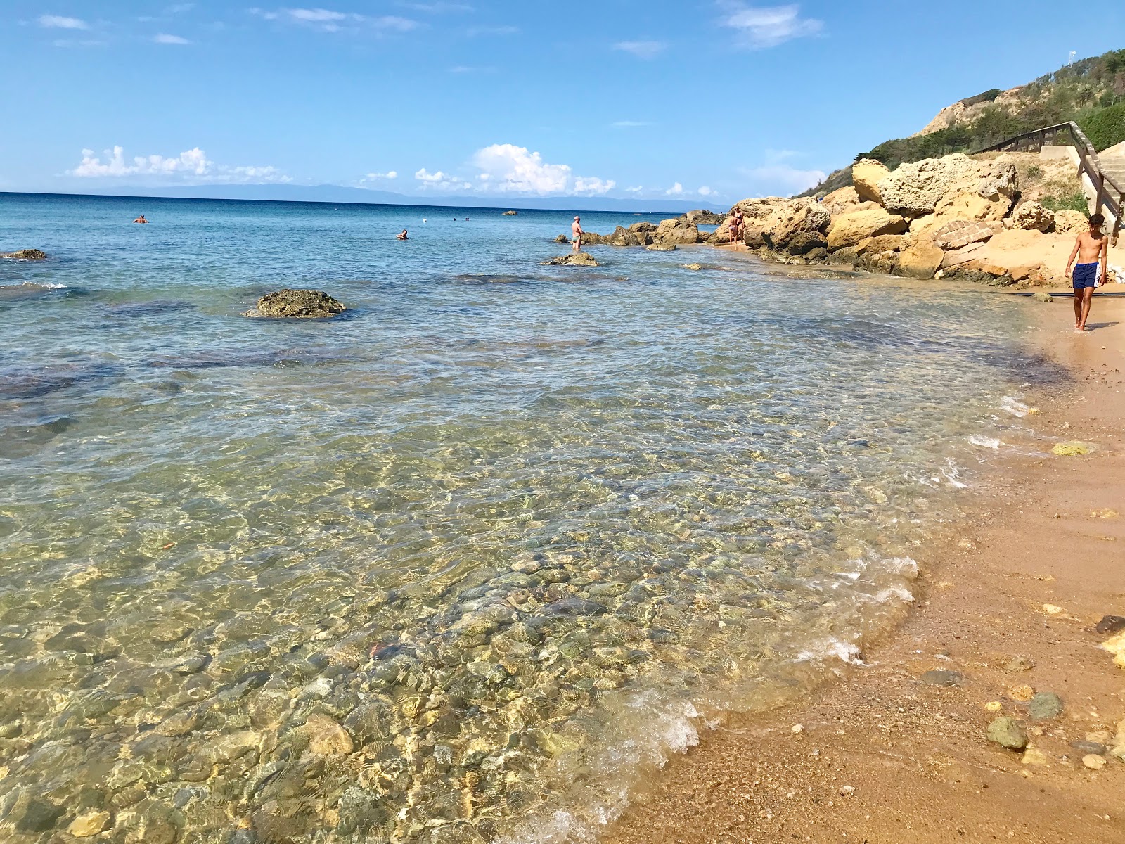 Photo de Costa Splendente protégé par des falaises