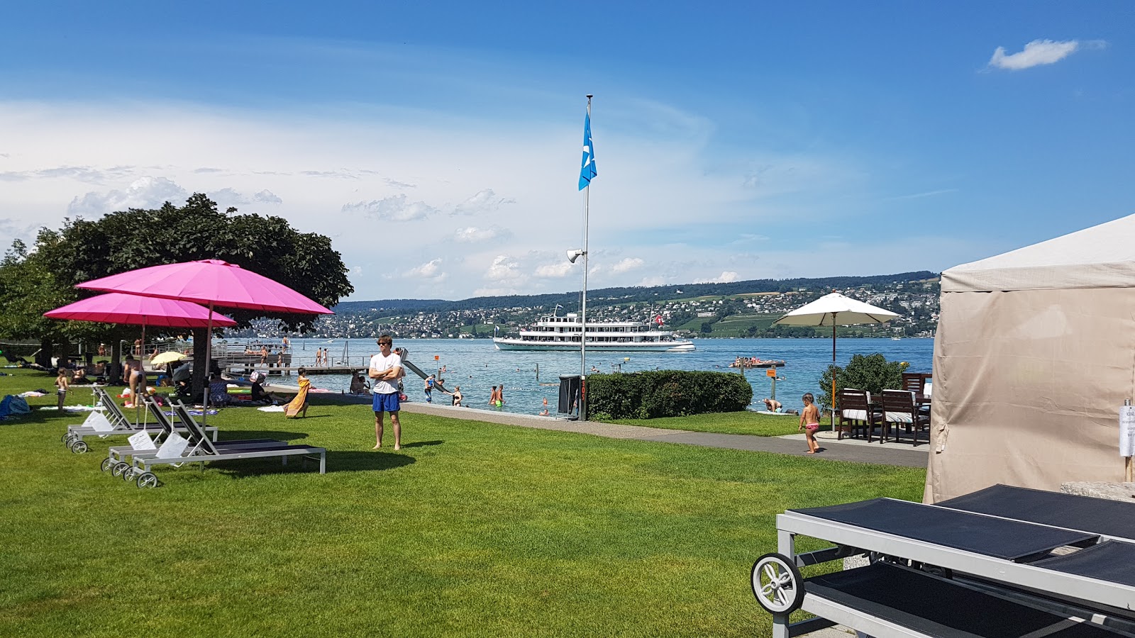 Foto van Strandbad Oberrieden met turquoise puur water oppervlakte