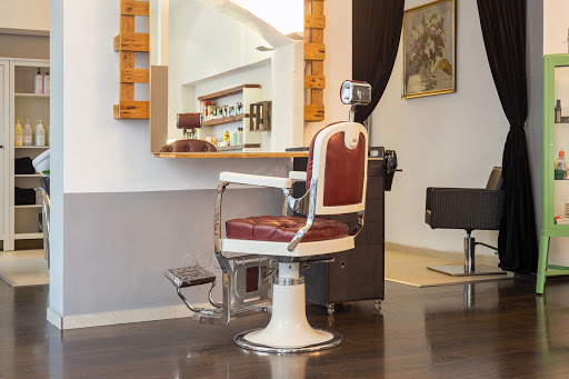 More Inside Salon In Vienna