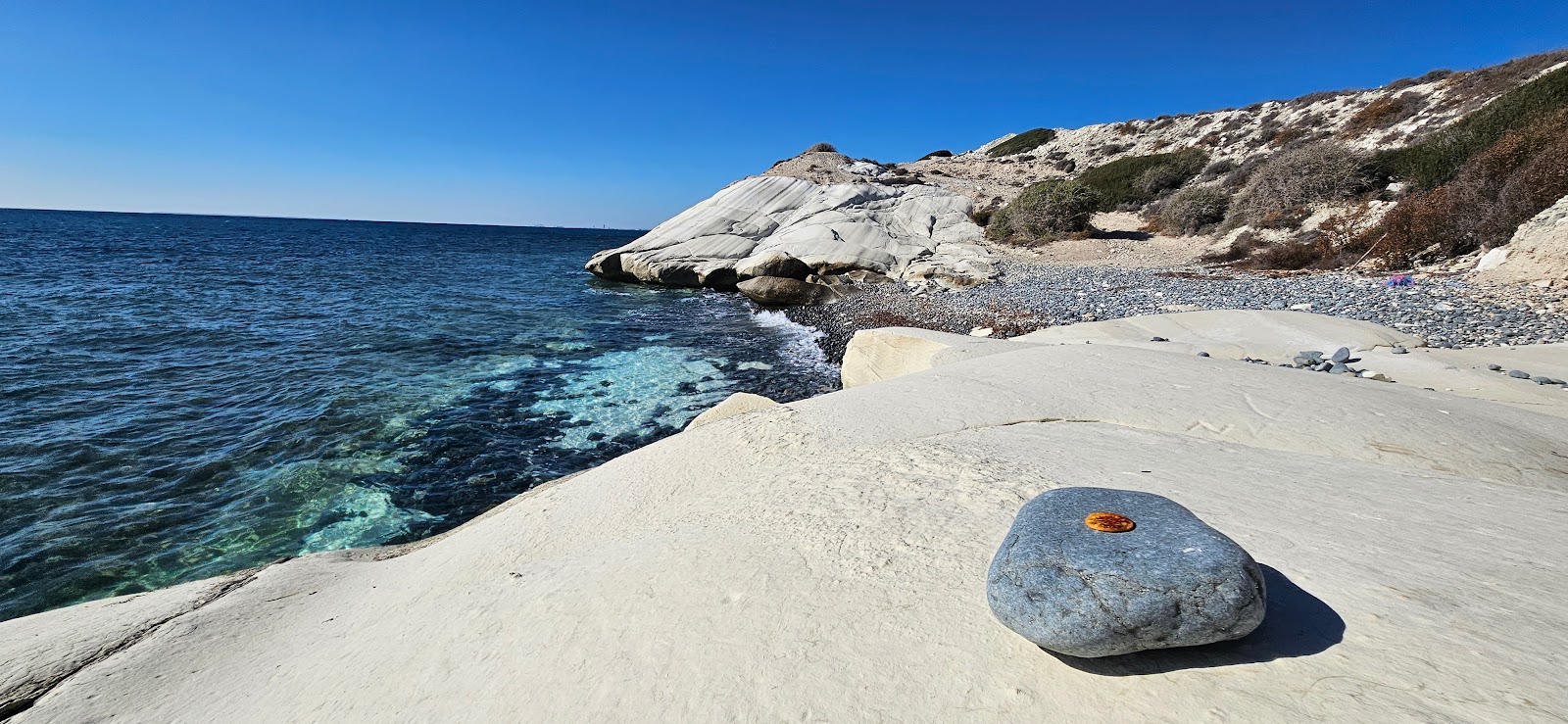 Foto von White & Rocky Beach mit sehr sauber Sauberkeitsgrad