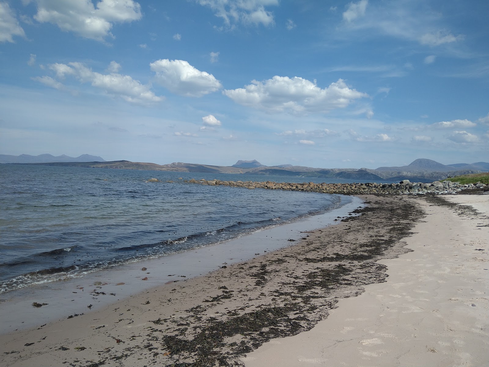 Foto von Gruinard Camping Beach von Klippen umgeben