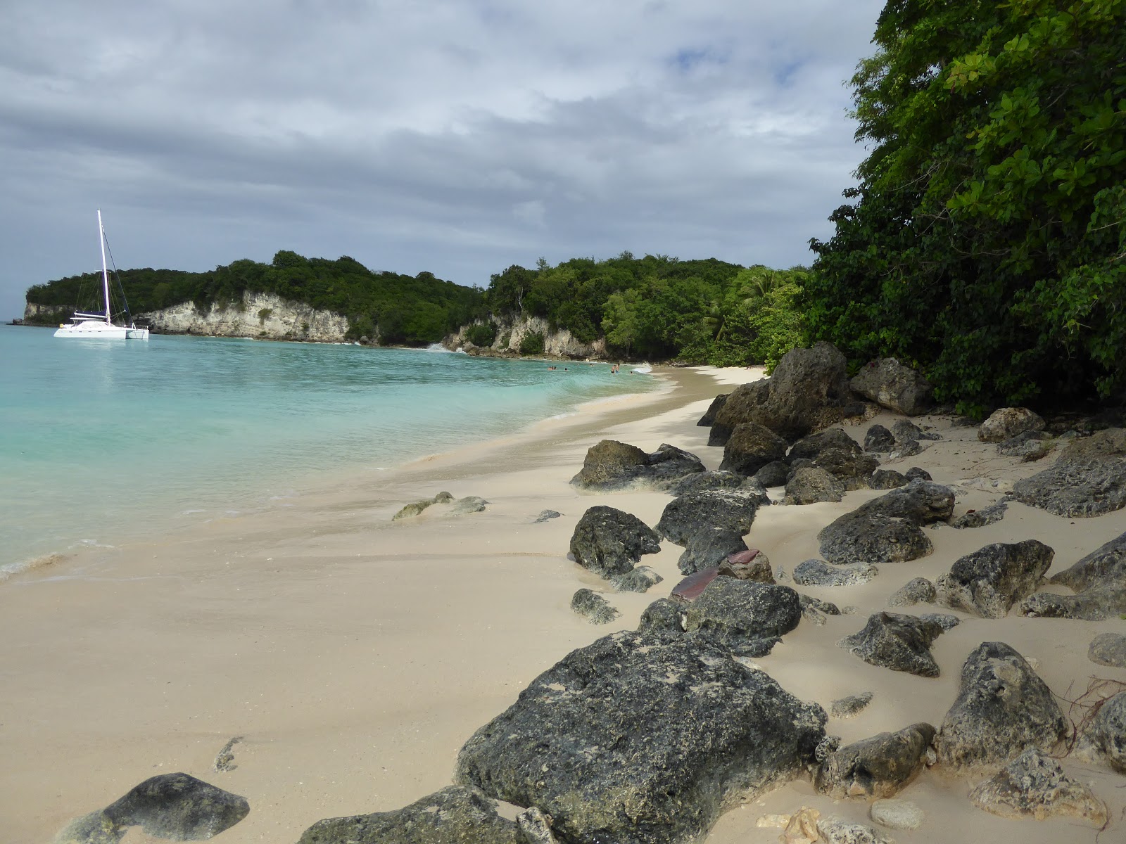Foto de Marie Galante beach com areia fina e brilhante superfície