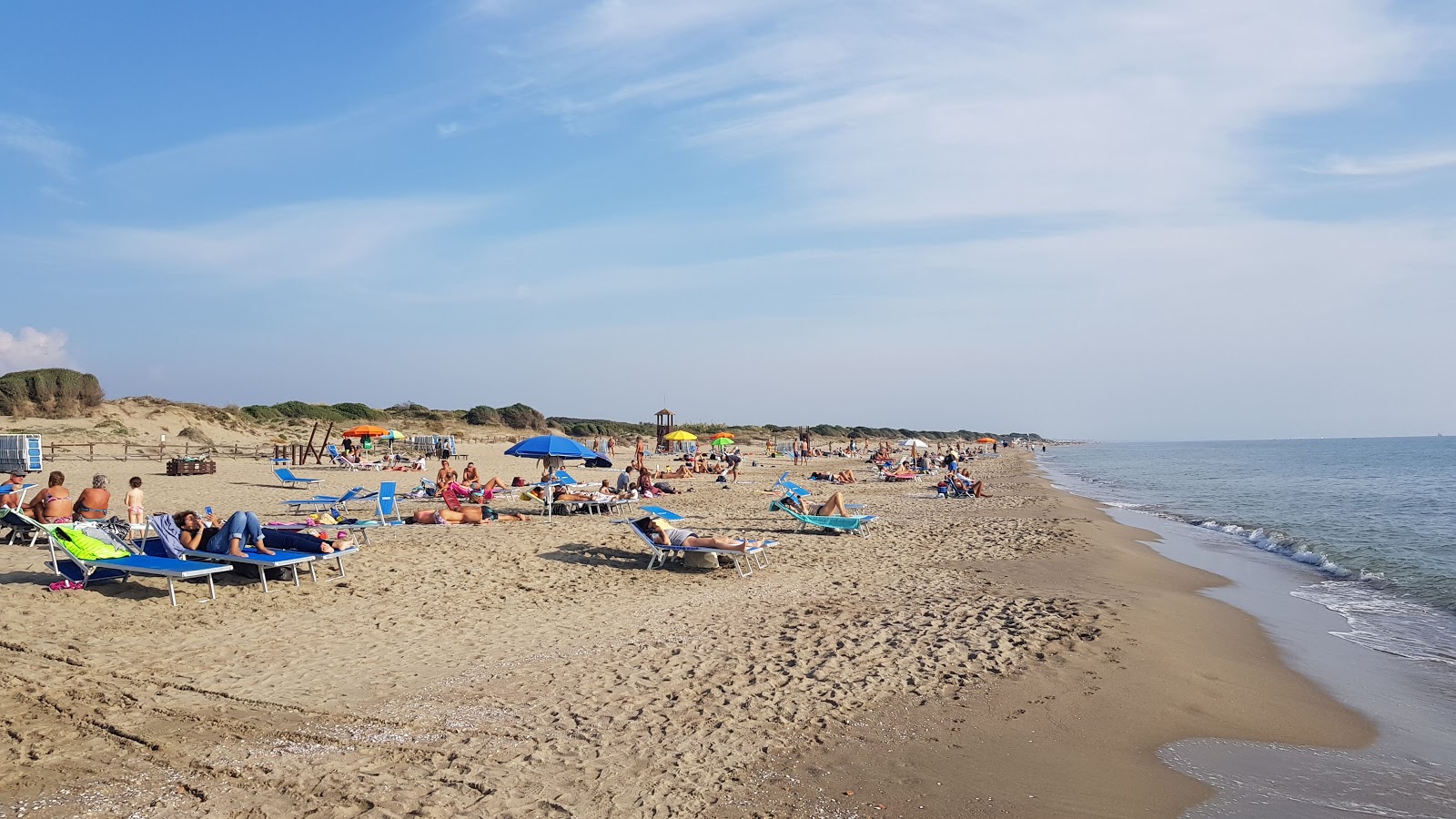 Fotografija Plaža Capocotta z svetel pesek površino