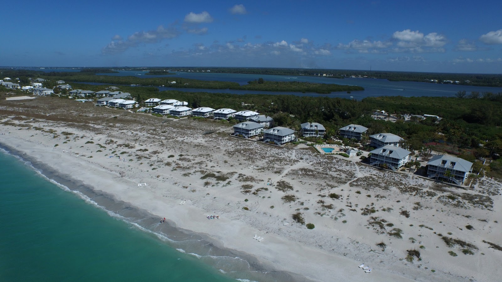 Photo of Palm Island beach amenities area