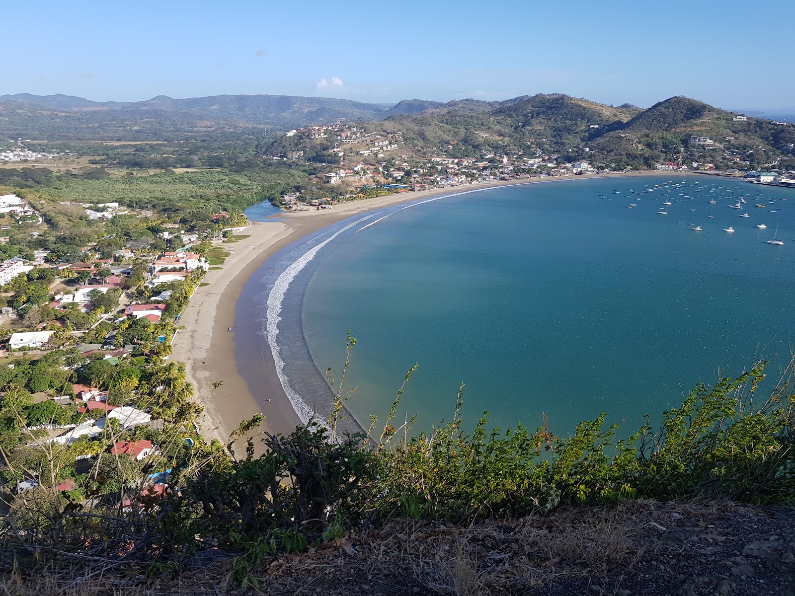 Foto van Strand van San Juan del Sur met lange baai