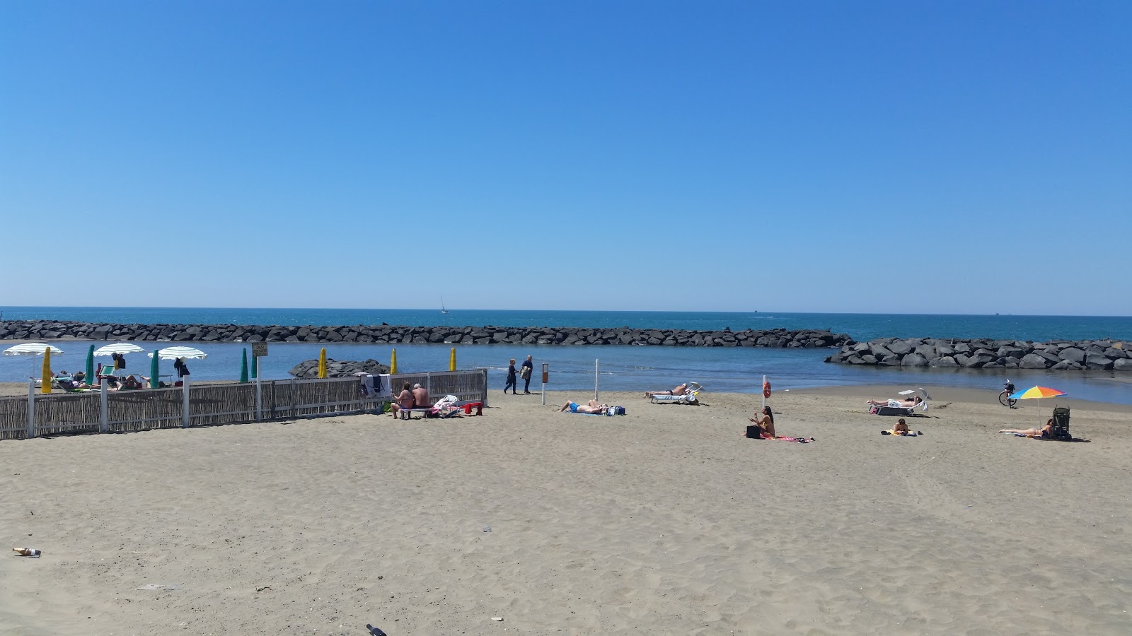 Valokuva Spiaggia Di Coccia Di Mortoista. pinnalla ruskea hiekka:n kanssa