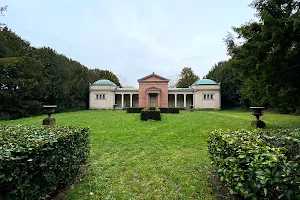 Altes Mausoleum image