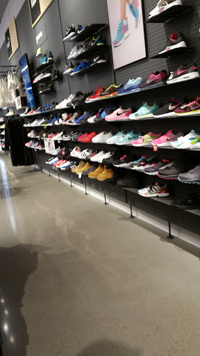 Shoe Store «Finish Line», reviews and photos, 620 Chicago Ridge Mall, Oak Lawn, IL 60453, USA