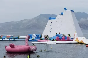 Inflatable Island image