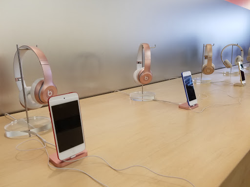 Computer Store «Apple Reston», reviews and photos, 11949 Market St, Reston, VA 20190, USA