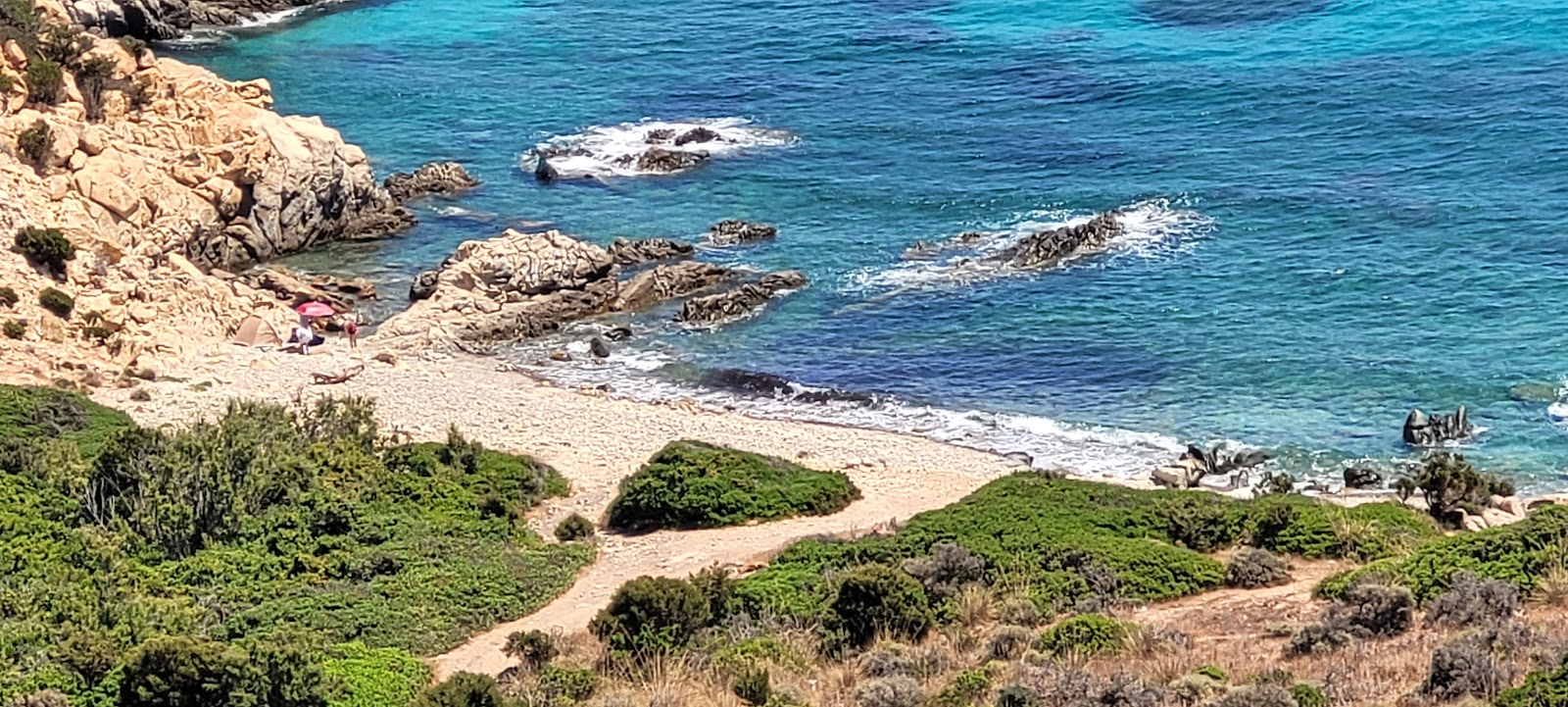 Foto von Ramiste Beach umgeben von Bergen