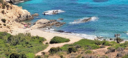 Foto von Ramiste Beach umgeben von Bergen
