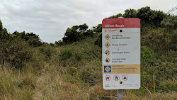 Foto von Clifton Beach umgeben von Bergen