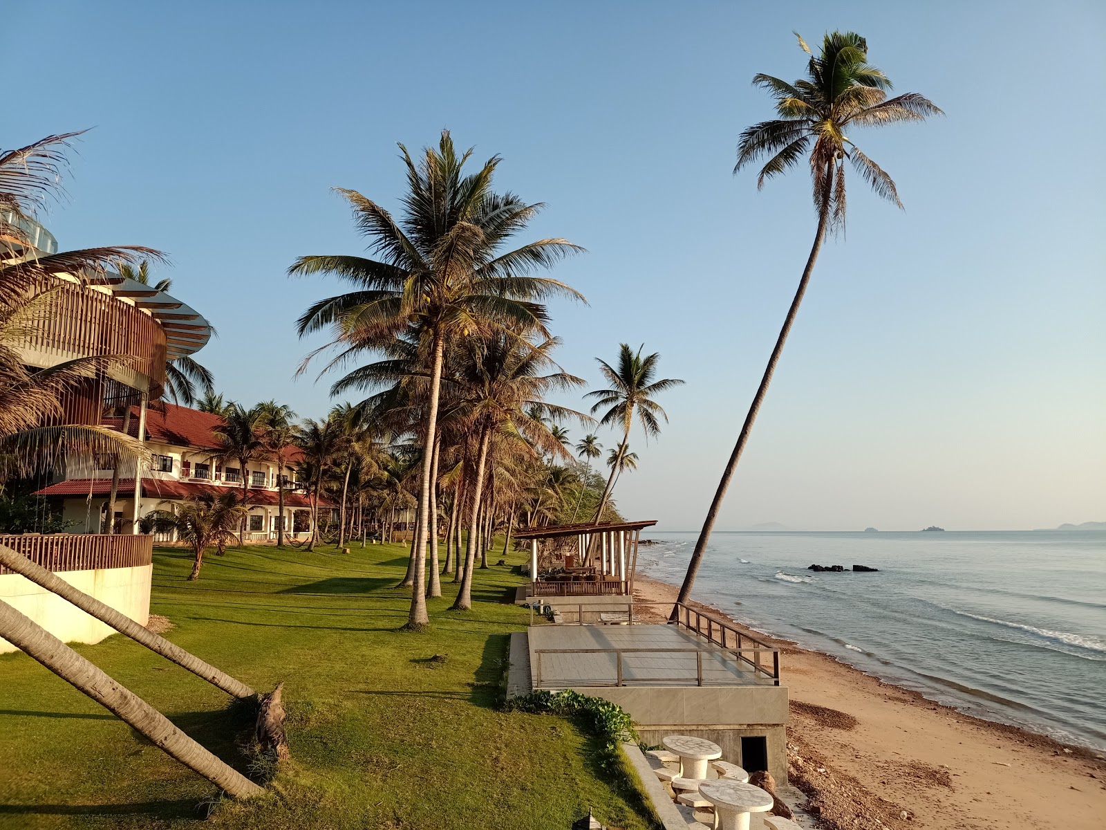 Zdjęcie Bansaithong Beach z powierzchnią turkusowa czysta woda