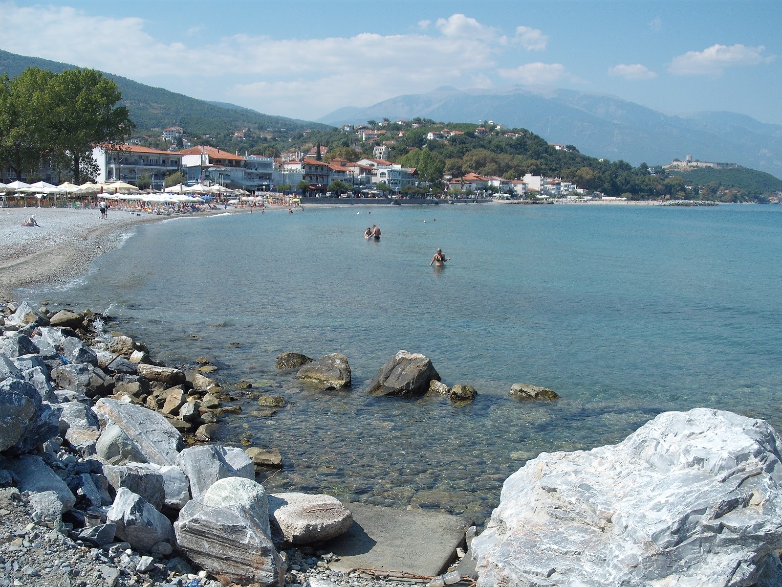Photo of Platamon beach and the settlement