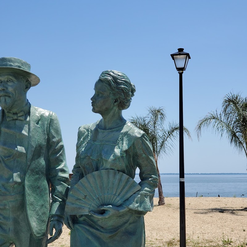 Colonial Beach Statues